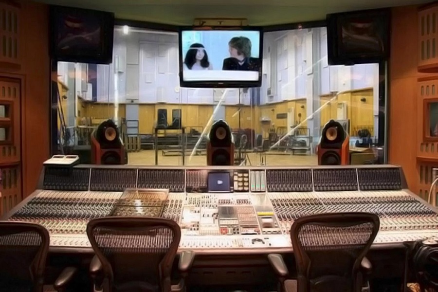 Vista de la cabina de producci&ograve;n de los estudios Abbey road.