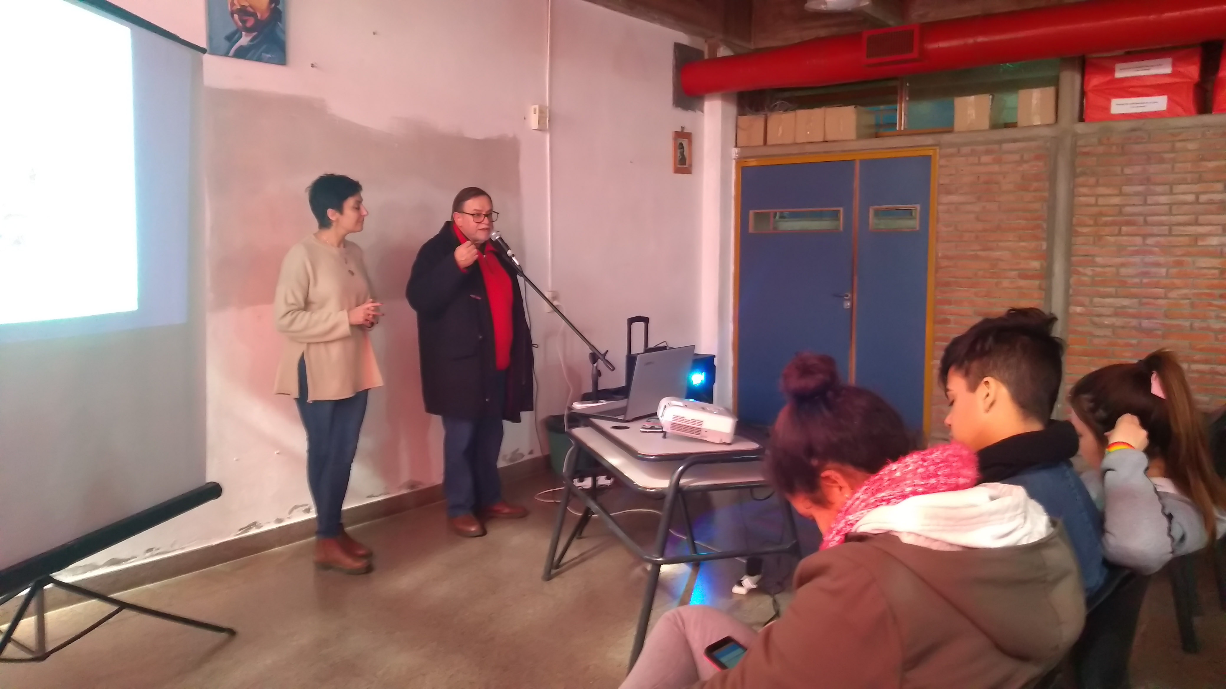 Mart&iacute;nes y Garavaglia en plena exposici&oacute;n.