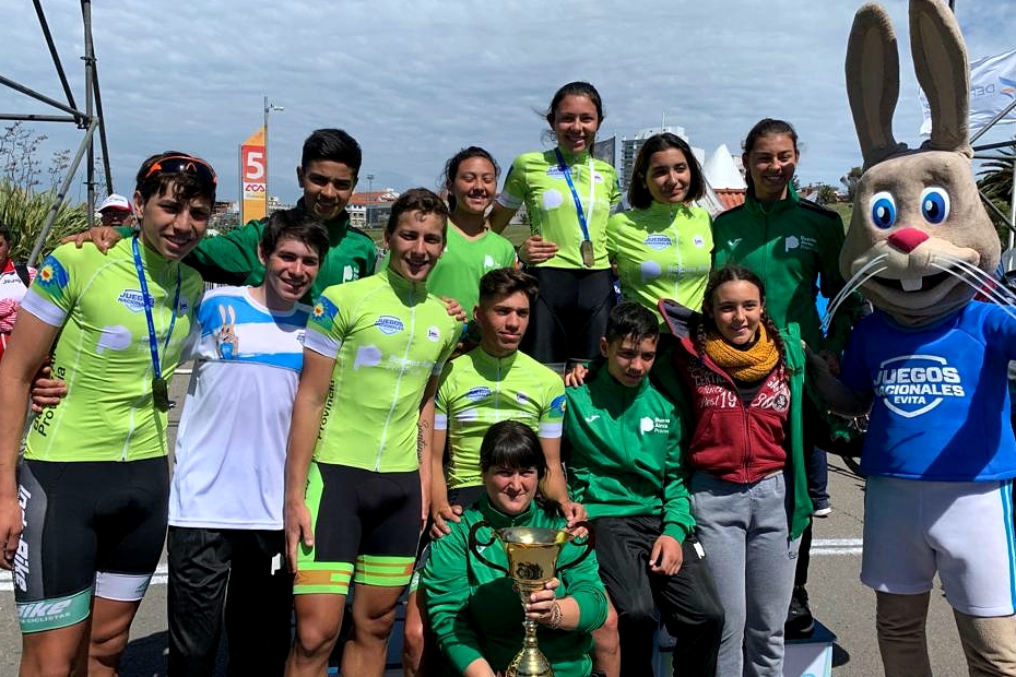 Salmón (primero de la izquierda) con el equipo de ciclismo de la provincia de Buenos Aires. Salmónequipoprovincia