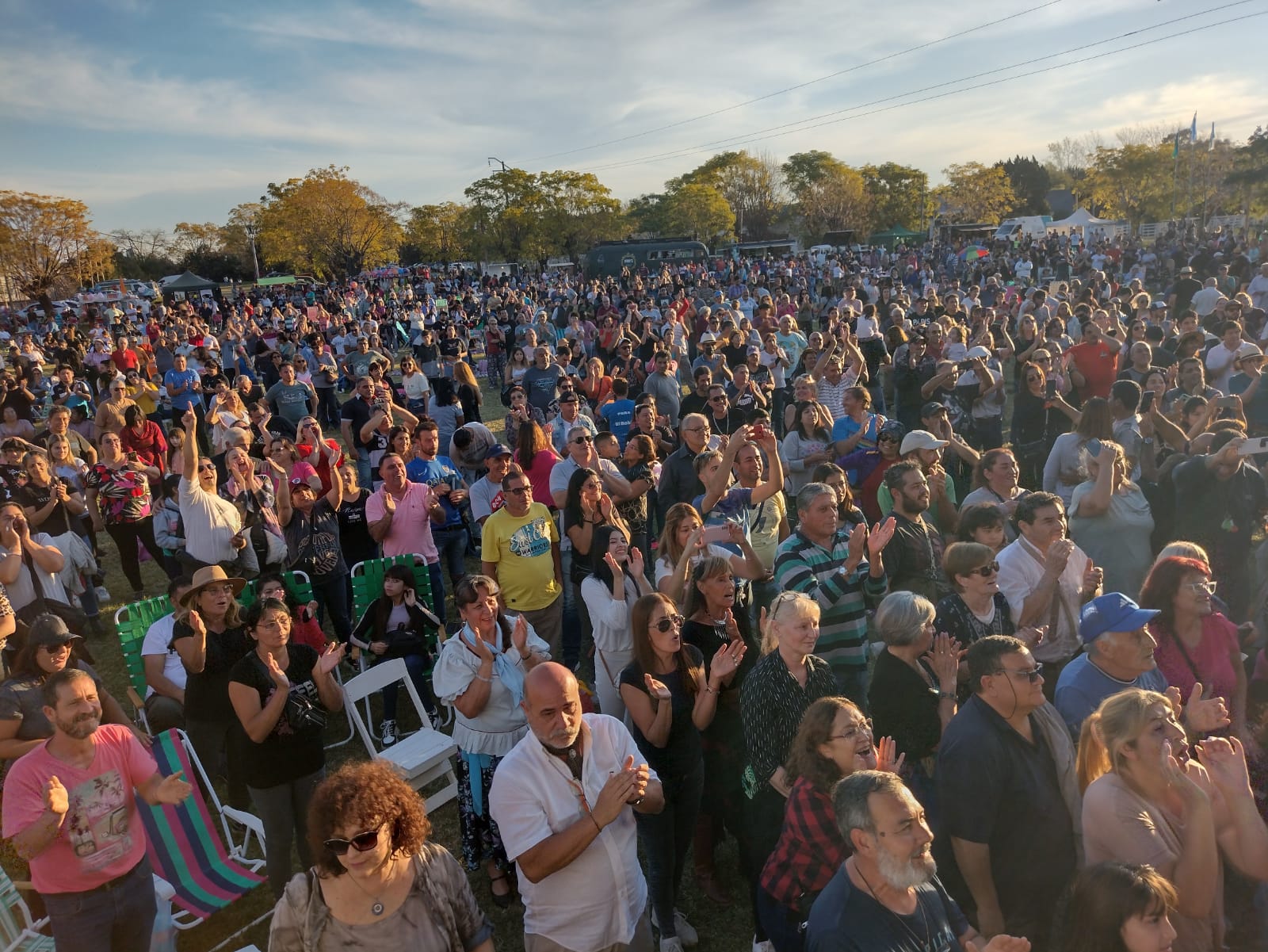 El publico se acerc&oacute; para escuchar a Los Carabajal.