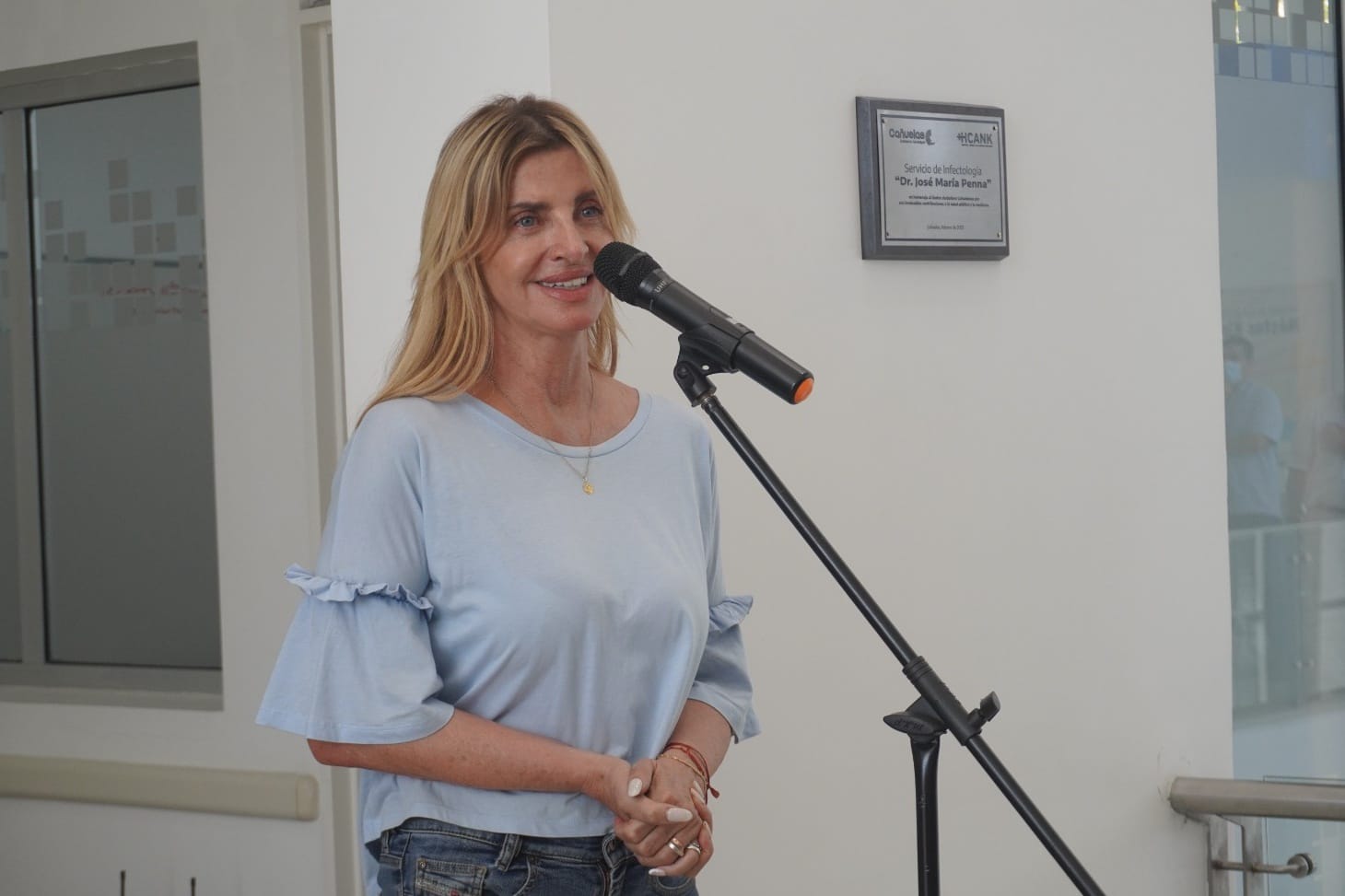 Marisa Fassi. De fondo la placa que bautiz&oacute; Dr. Jos&eacute; Mar&iacute;a Penna al servicio de infectolog&iacute;a del HCANK.