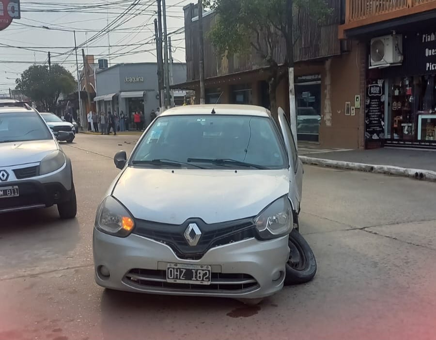 El Clio que transitaba por Acu&ntilde;a, culmin&oacute; sobre Libertad.