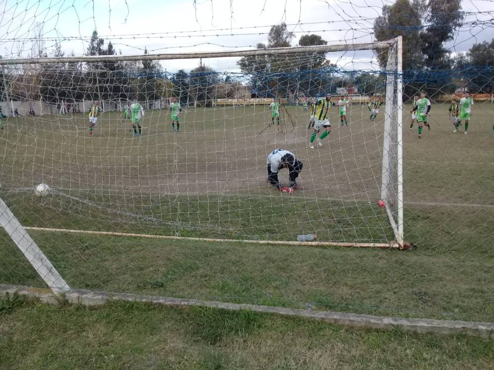 El capit&aacute;n y referente, Mart&iacute;n Cicardi, ya la empuj&oacute; de penal. El "Muro" es la carta de Uribelarrea.