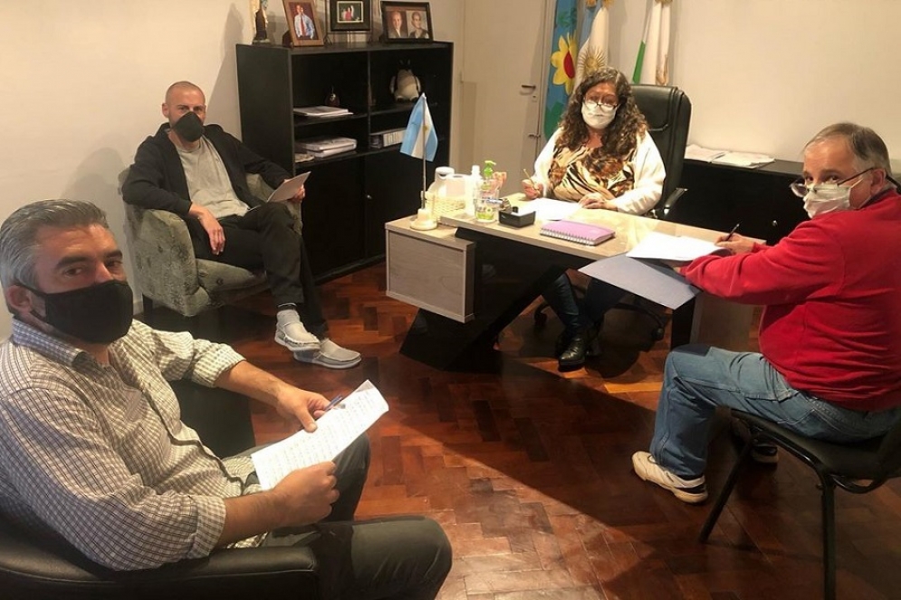 La Presidenta del HCD Margarita Trejo, junto a los presidentes de los bloques de Juntos por el Cambio  y el Frente de Todos, Carlos &Aacute;lvarez y Maximiliano Mazzanti y el Secretario del cuerpo, Guillermo Proh.