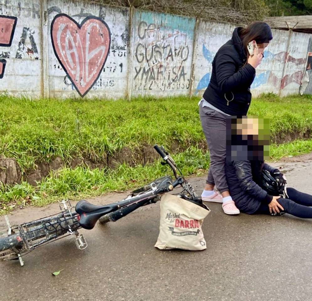 In&eacute;s, asistida por una vecina mientras aguardaba la ambulancia. 