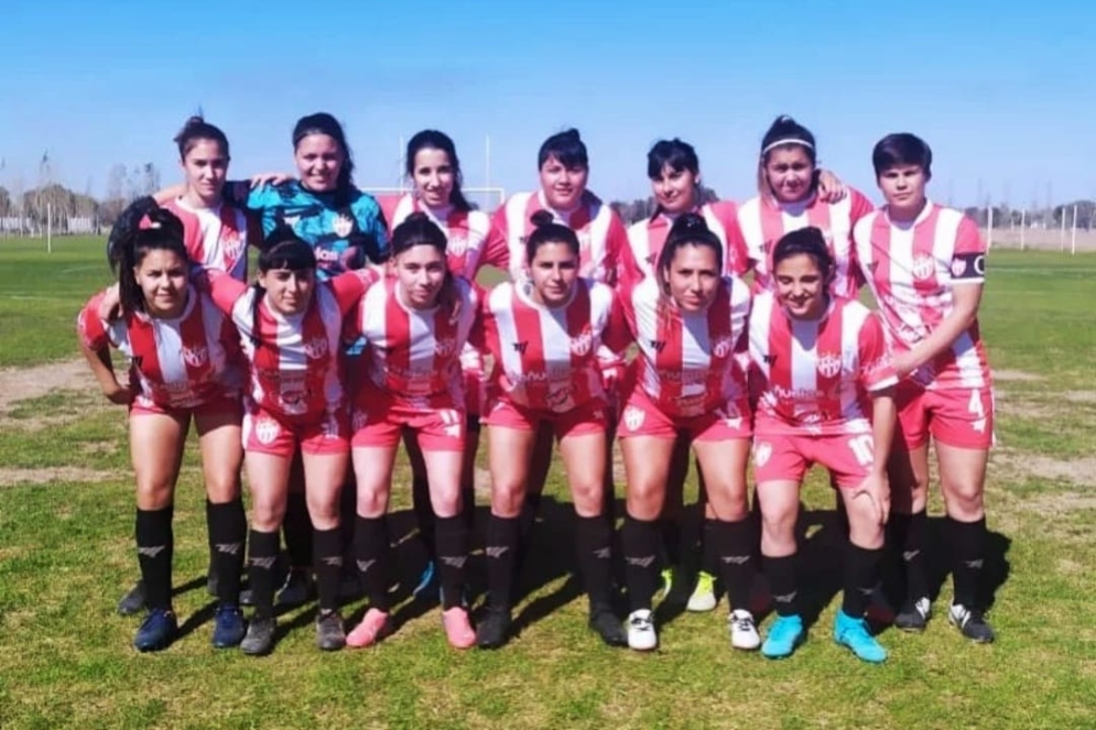 Las "albirrojas" antes del partido en la Regi&oacute;n Cuyana.