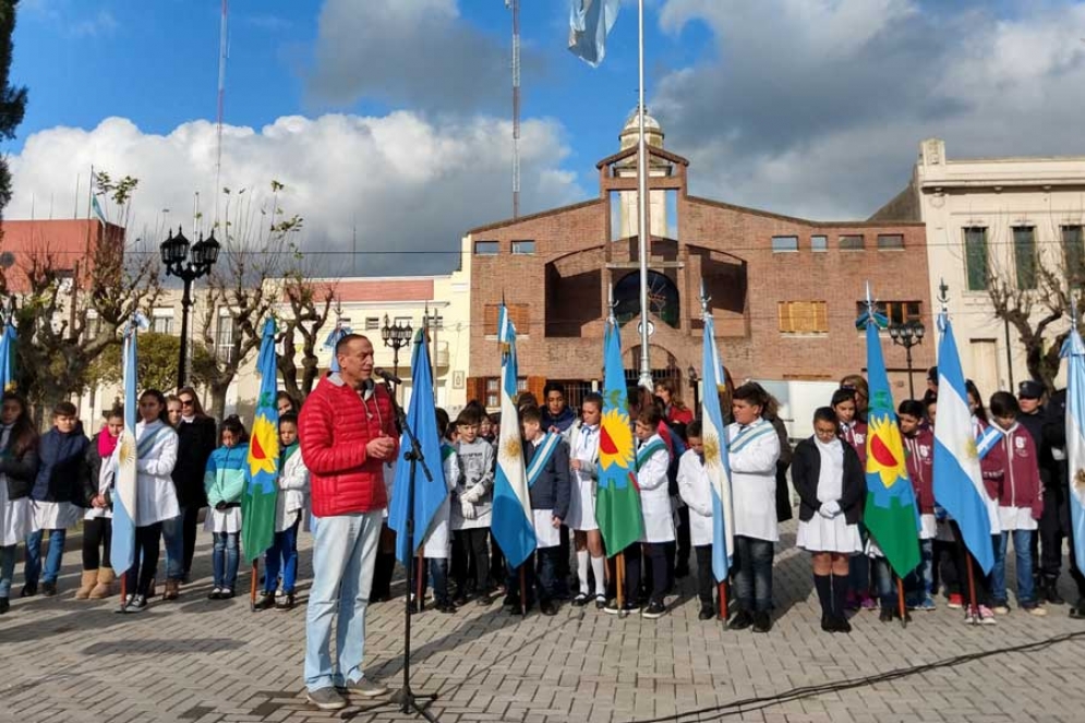 Funcionarios, estudiantes y docentes en la fr&iacute;a tarde.