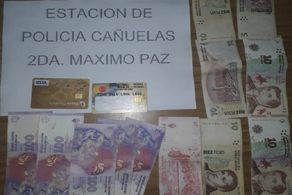 La imagen del dinero y las pertenencias de la v&iacute;ctima recuperadas por la polic&iacute;a. 