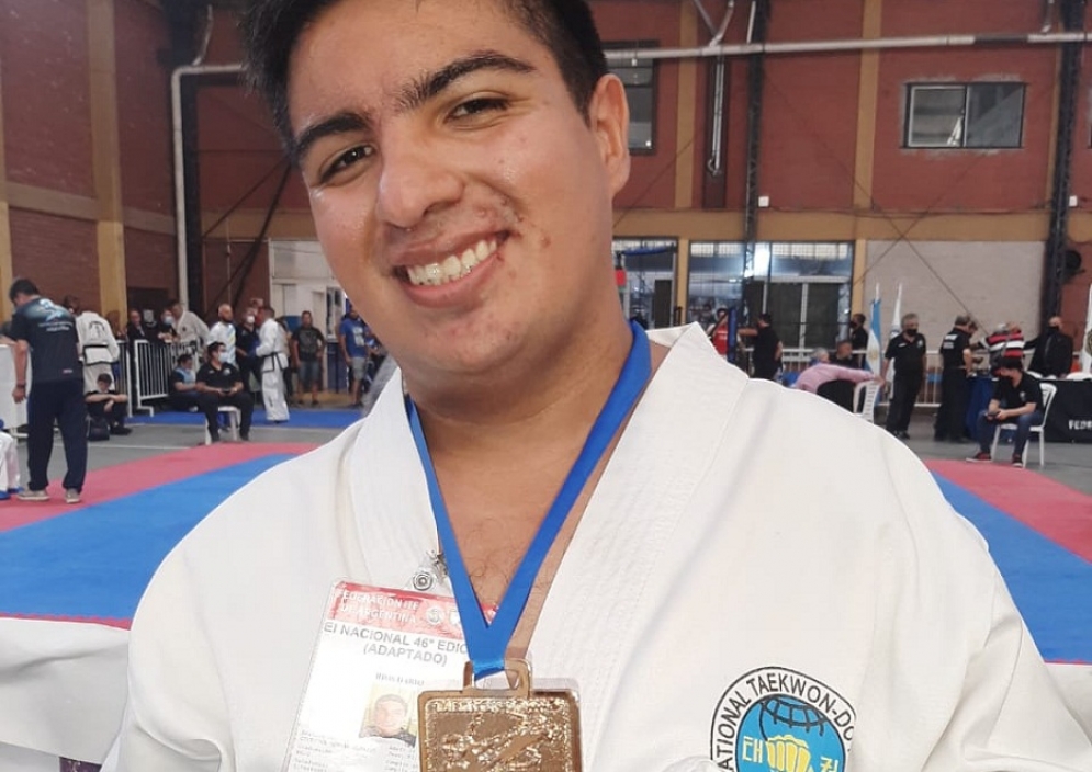 Dario tiene 24 a&ntilde;os de edad.