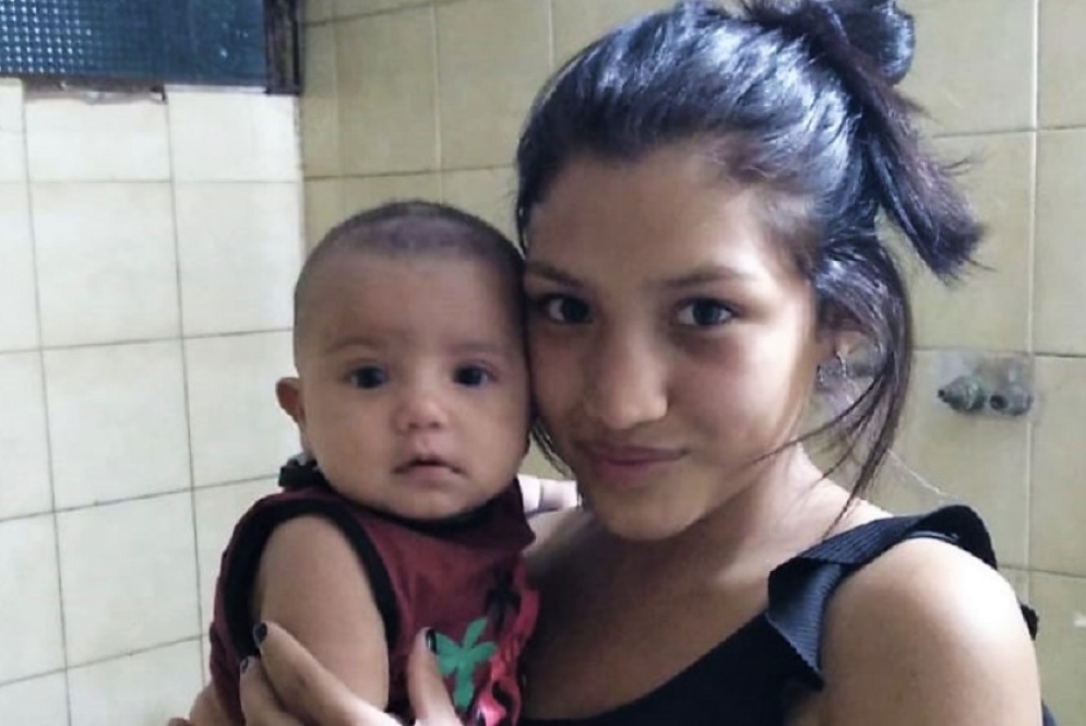 Milagros con Ciro en brazos.