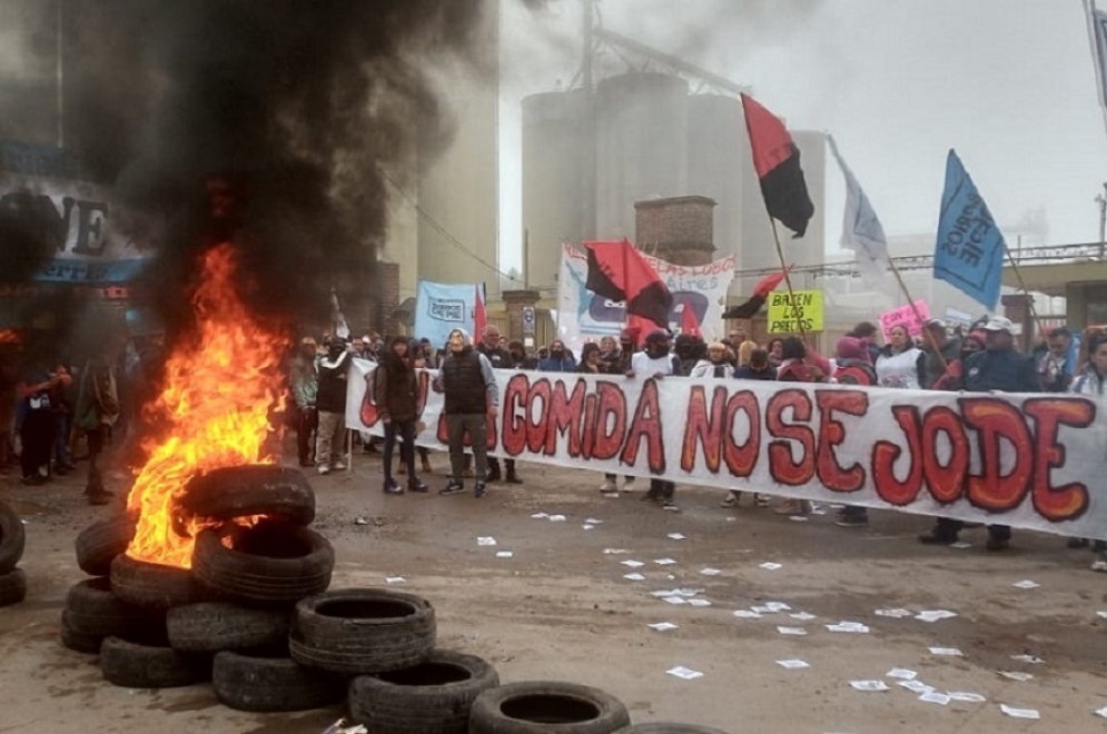 Improvisaron discursos en el acceso. La protesta concluy&oacute; antes del mediod&iacute;a.