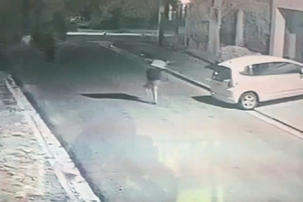 El caco escapando por 12 de Octubre, hacia Mozotegui.