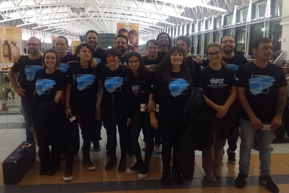 La Orquesta Escuela en el Aeropuerto de Ezeiza minutos antes de viajar. 