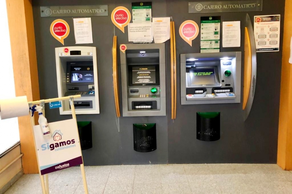 El autoservicio de alcohol y papel colocado en el Banco Naci&oacute;n.
