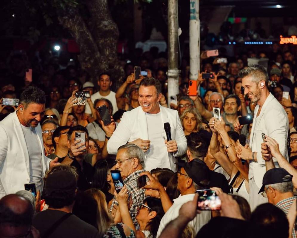 Destino San Javier se meti&oacute; entre la gente.