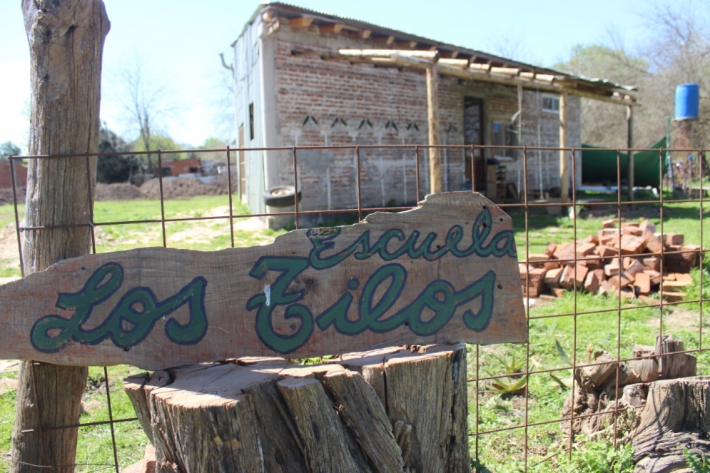 Ubicada en las calles Jos&eacute; Hern&aacute;ndez y Maip&uacute; del barrio Primero de Mayo. 