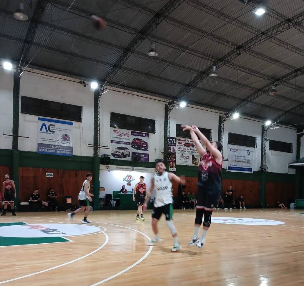 Bruno Bord&oacute;n buscando de tres.