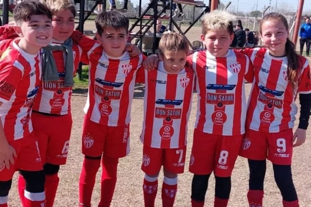 Paula junto a sus compa&ntilde;eros de la categor&iacute;a 2012.