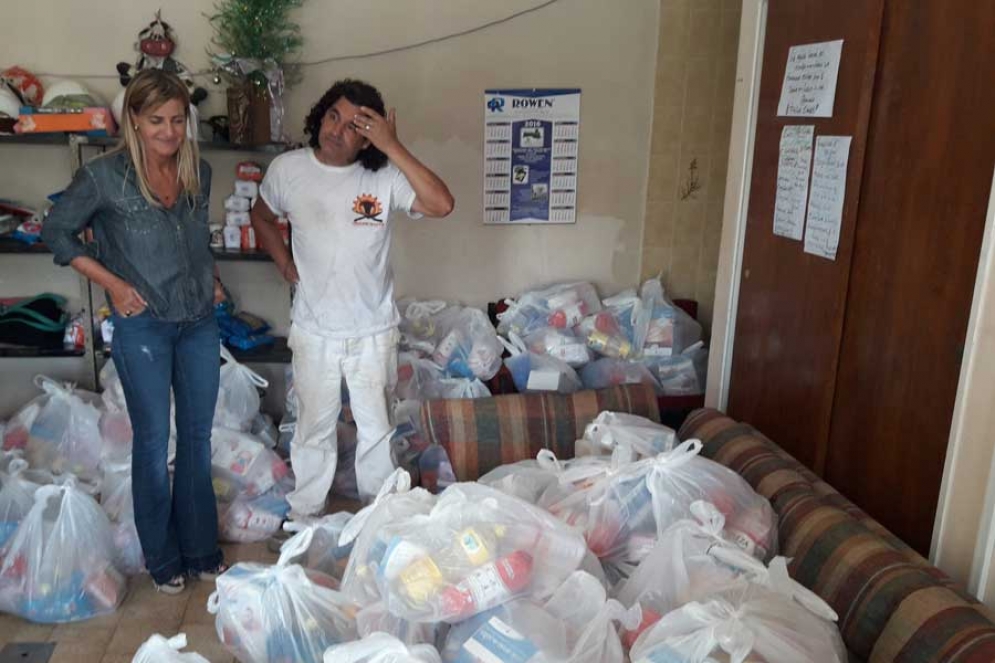 La Jefa de Gabinete entregando los alimentos a los representantes del frigor&iacute;fico. 