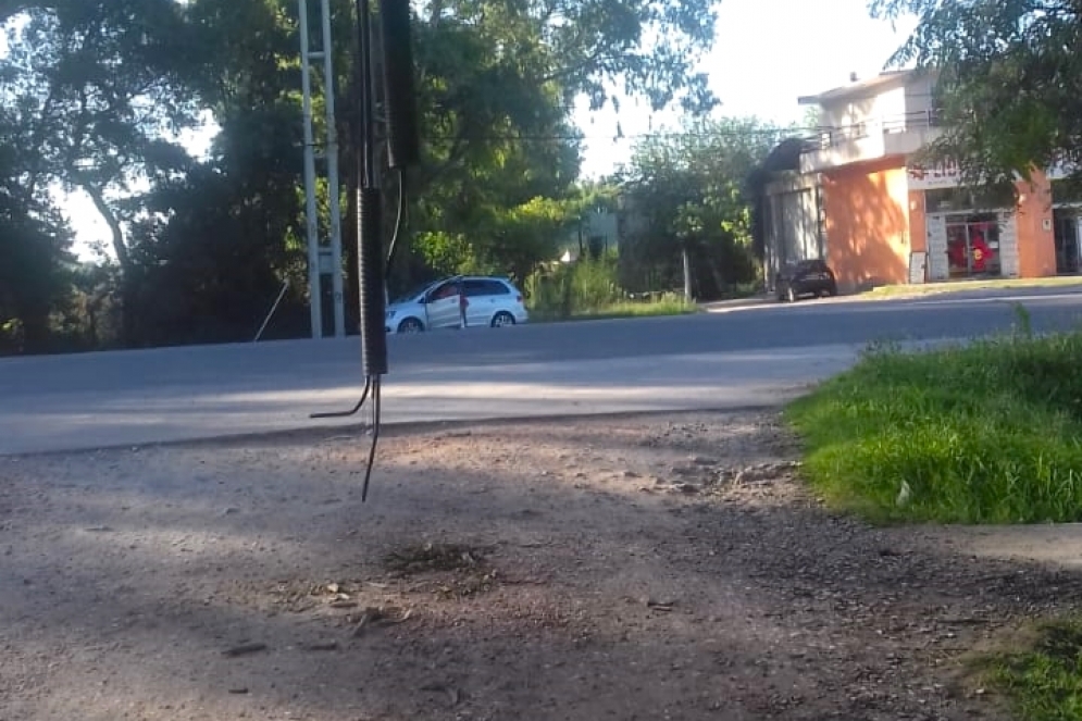 El cableado desmembrado, a un metro del suelo.