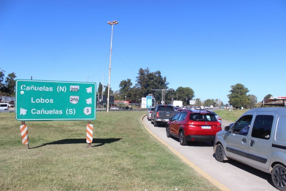 El equipo de NacPop TV lleg&oacute; a la rotonda la autopista Ezeiza-Ca&ntilde;uelas.