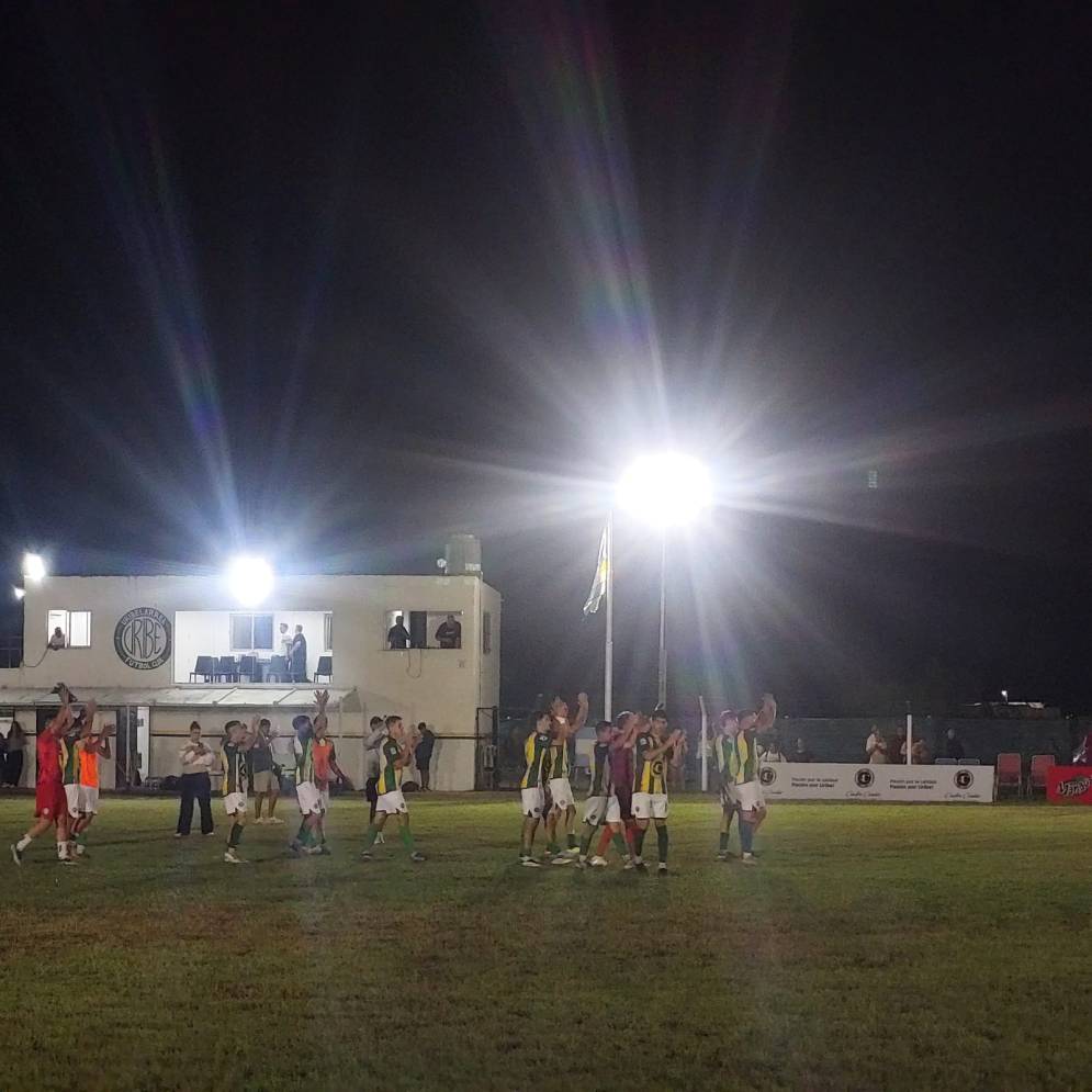 Al final, los jugadores saludan a la gente que colm&oacute; el estadio.