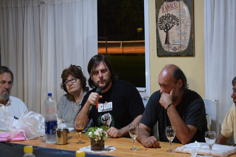 Leandro Santoro junto a integrantes del Movimiento Alfonsinista de Ca&ntilde;uelas