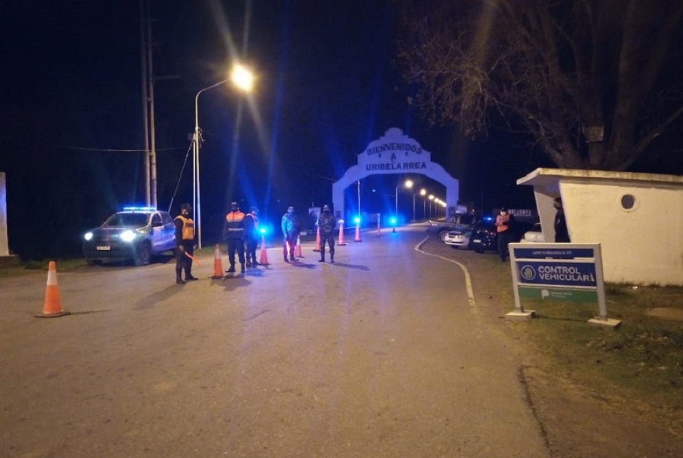 Las fuerzas de seguridad en el ingreso a Uribelarrea. 