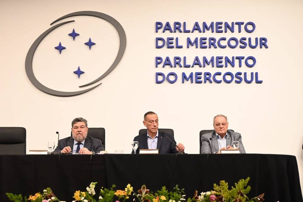 Gustavo Arrieta (centro) lleva la palabra de Fuerza&nbsp;Patria.