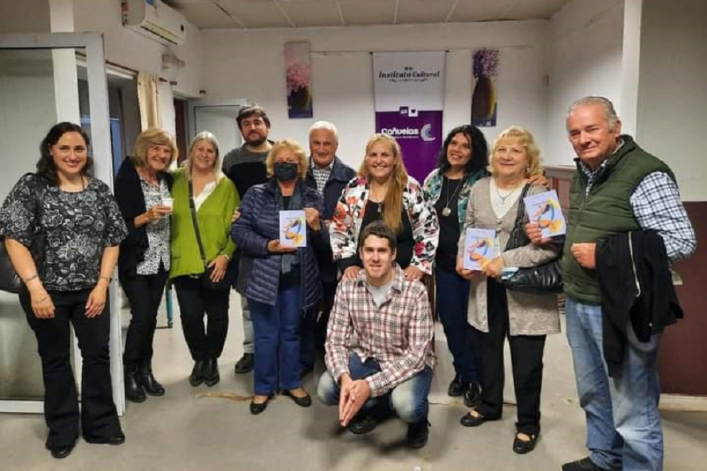 Nicol&aacute;s Cornador present&oacute; su segundo libro de poemas.