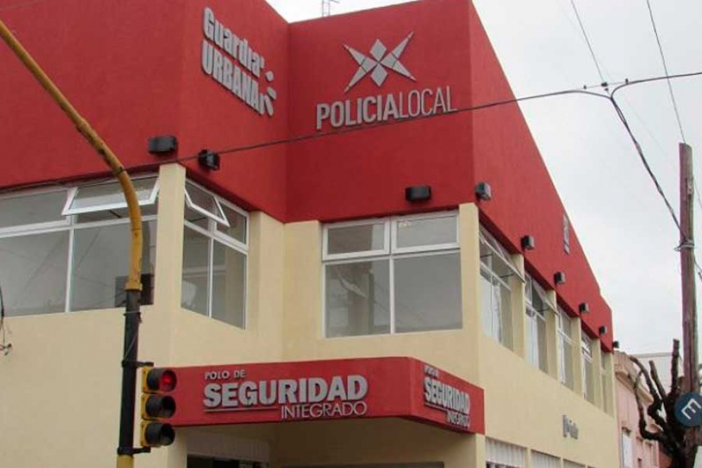 Es la esquina de San Mart&iacute;n y Lara se encuentra la sede de la Polic&iacute;a Local. 