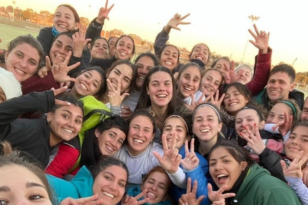 Sonrisas, uni&oacute;n y meter de a tres. Una selfie que se hizo costumbre.