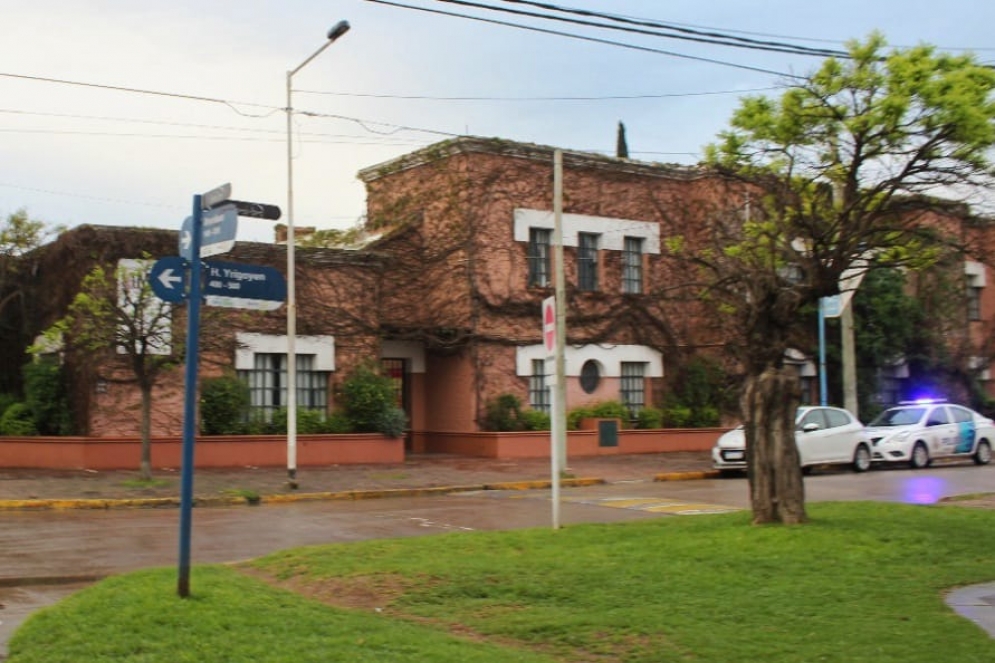 La polic&iacute;a, en la puerta del colegio. La imagen fue tomada desde donde sustrajeron el auto. 