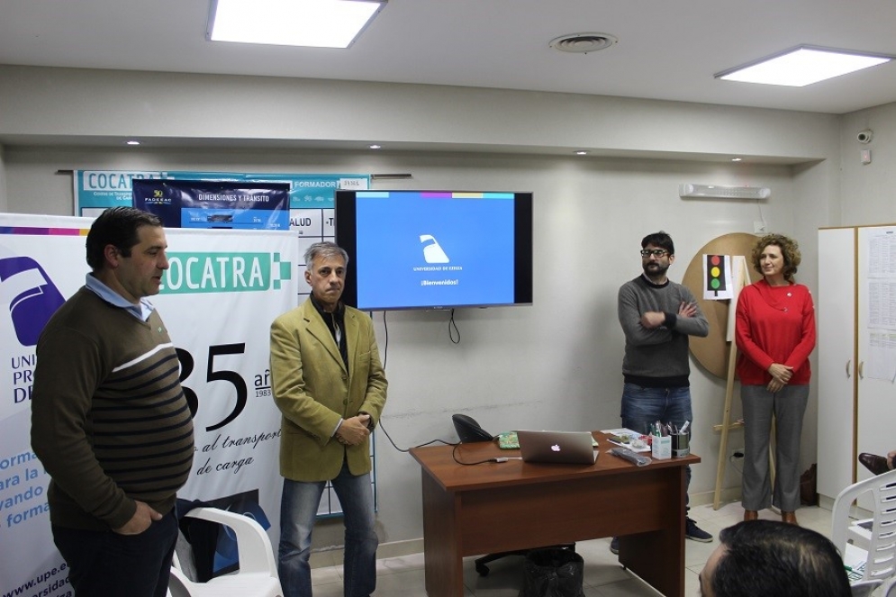 Guarnieri, presidente de Cocatra, junto a Juan &Aacute;ngel Cruz, secretario de Producci&oacute;n municipal y los representantes de la Universidad de Ezeiza.