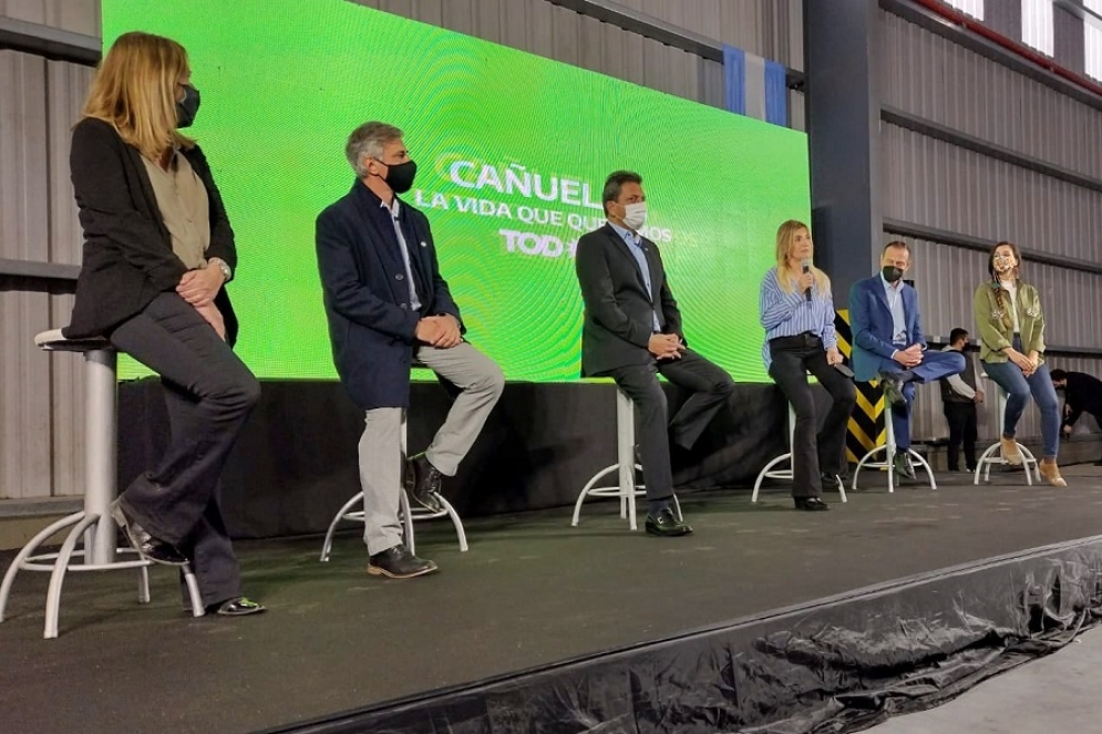 R&iacute;os y Cruz, los principales precandidatos del FdT, a la derecha de Massa.