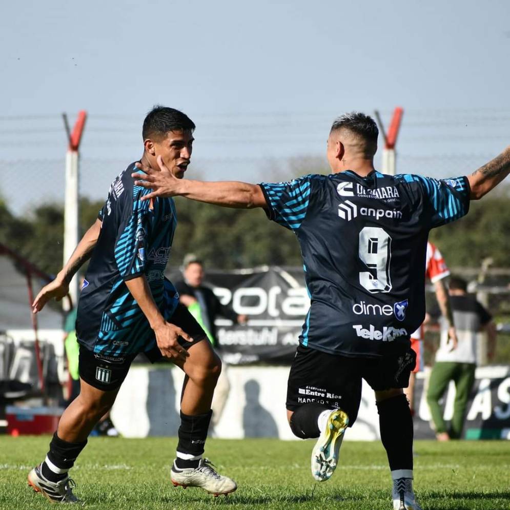 Mart&iacute;nez (de frente) festeja su tanto. Ph: redes de Excursionistas.