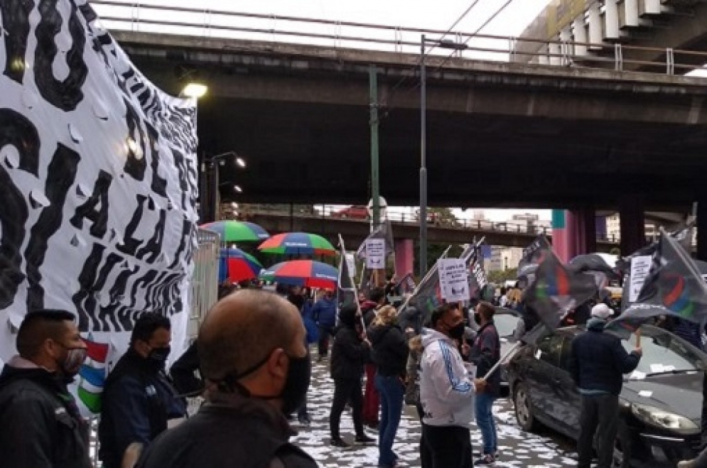 Una de las imagenes de la movilizaci&oacute;n del Sindicato de Televisi&oacute;n a la sede de Canal 13.