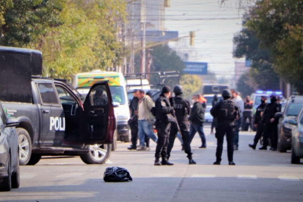 Sierra, llevado por efectivos del GAD a la Comisaria de Ca&ntilde;uelas. (FOTO: Germ&aacute;n Cena).