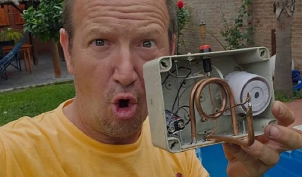 Ep&iacute;grafe: el invento de Alejandro ser&aacute; de gran utilidad en esta temporada de piletas.