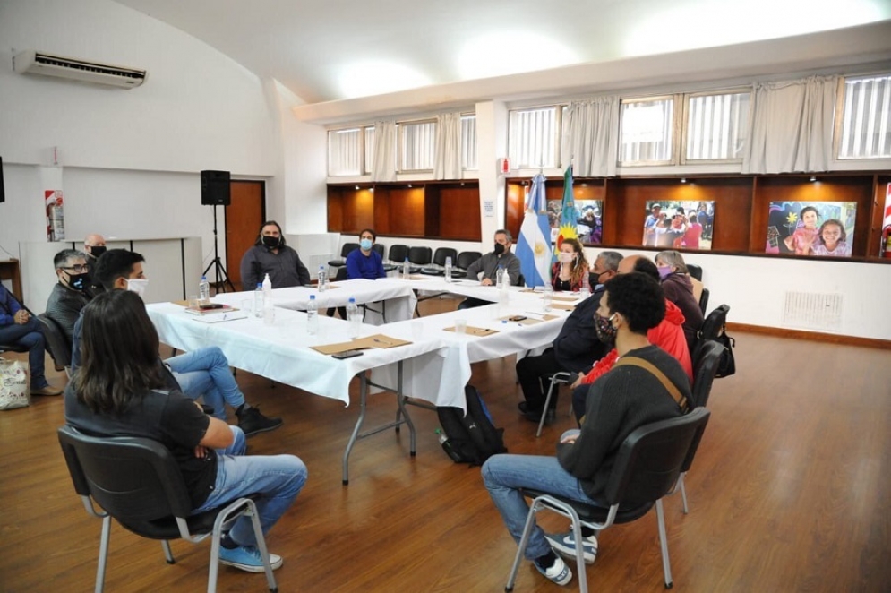 Miceli, a la izquierda en la reuni&oacute;n junto a Larroque y Baradel. 