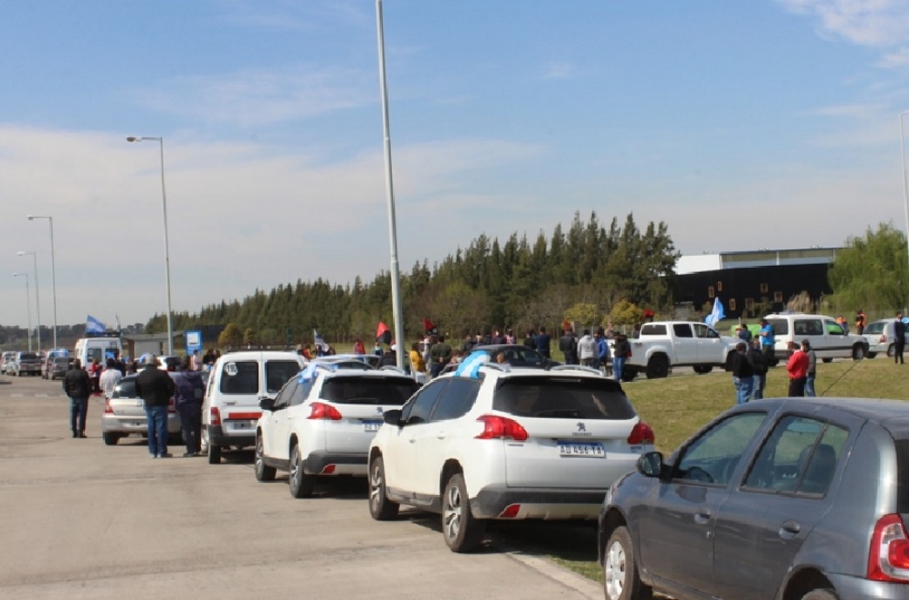 Funcionarios y concejales armaron una caravana de apoyo a Alberto