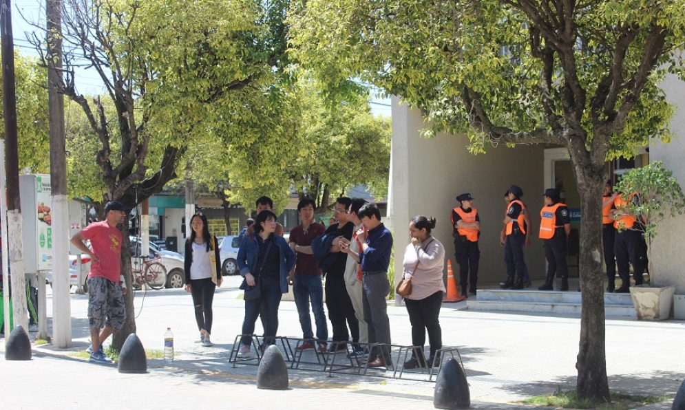 titulares de las firmas reclamando frente al palacio municipal 