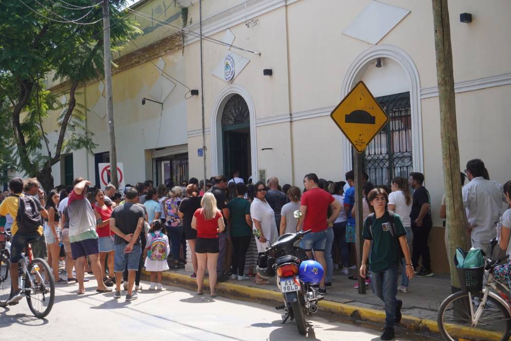 Una imagen recurrente en cada comienzo: las familias alistadas para saludar a los estudiantes.