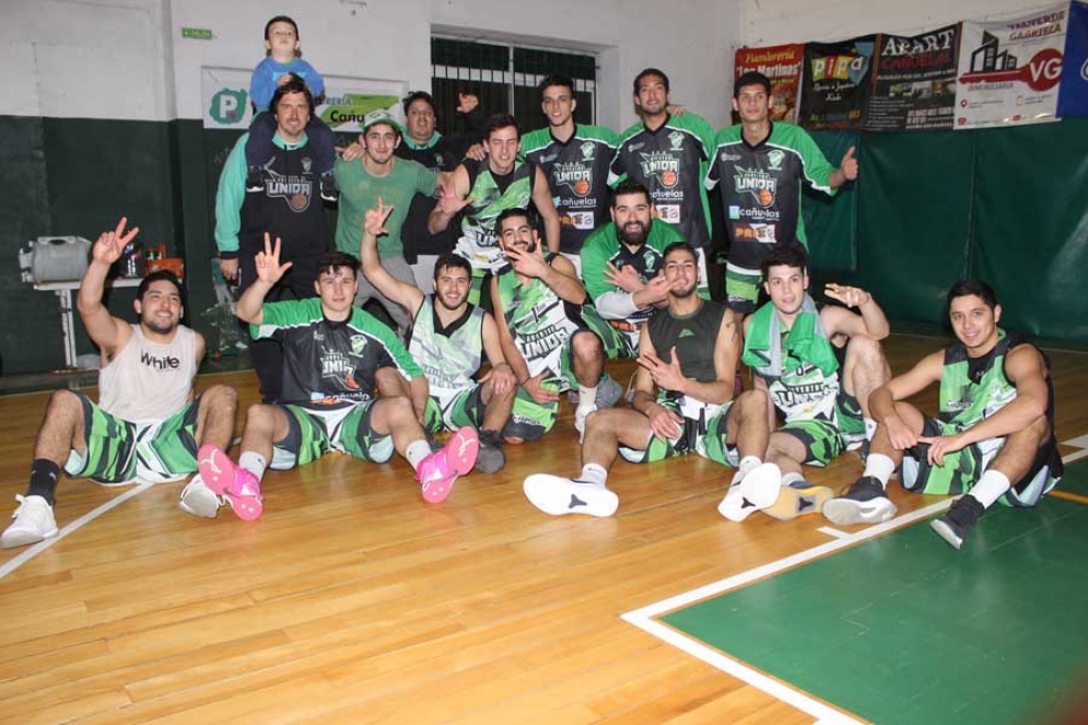 Los jugadores del Verde estrenaron indumentaria. 