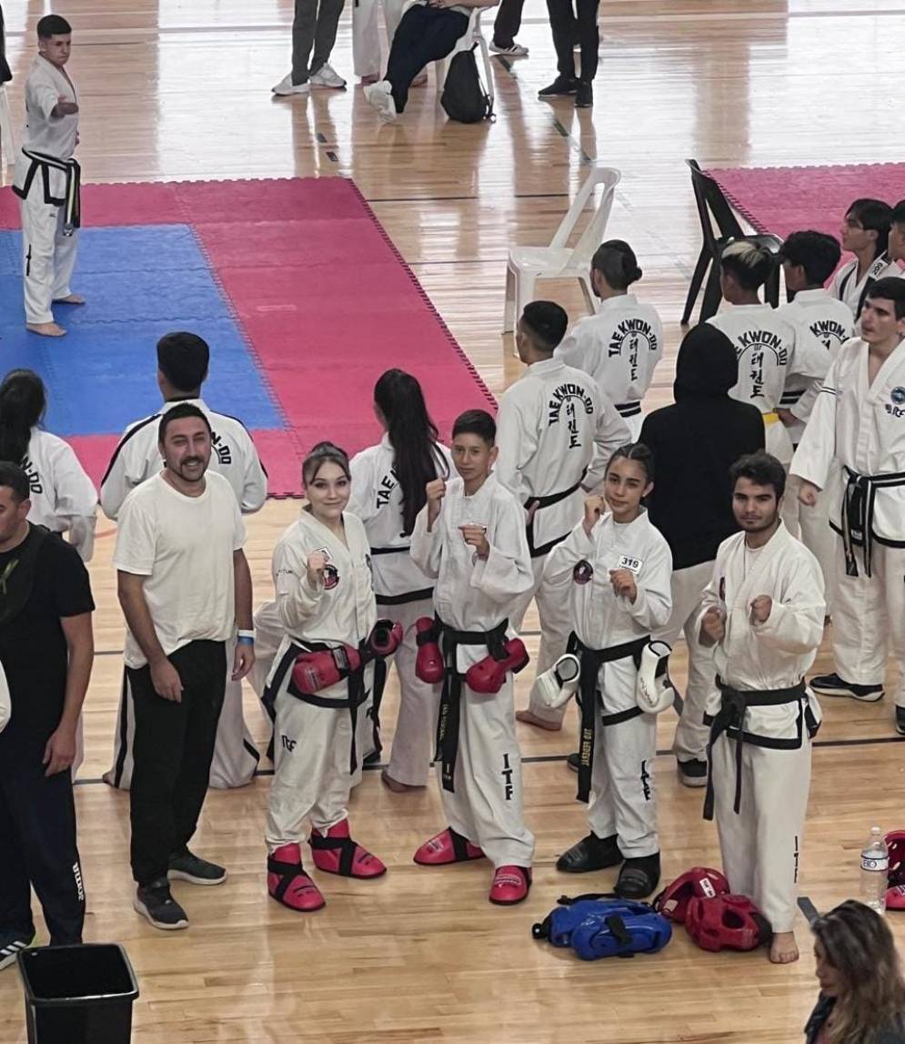 Posando en medio de la participaci&oacute;n.