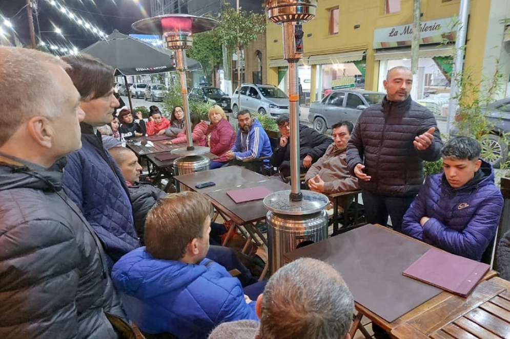 Entrada la noche compartieron pizzas y cervezas mientras reflexionaban sobre los temas salientes de la actualidad.