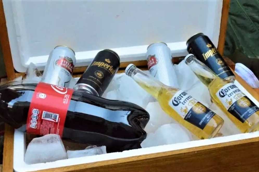 A preparar una copita con gaseosa, agua o jugito para el brindis. 