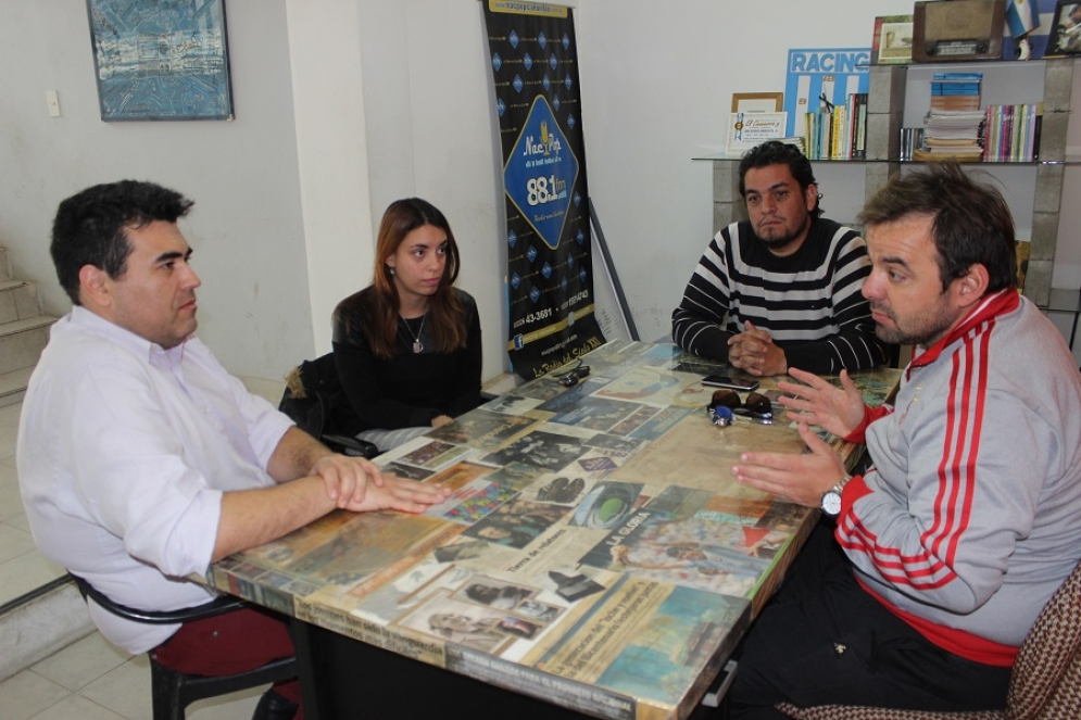 De izquierda a derecha: Vignati y Fern&aacute;ndez, de la ONU; Emiliano Silvero, periodista de NacPop; y Enzo Peralta.