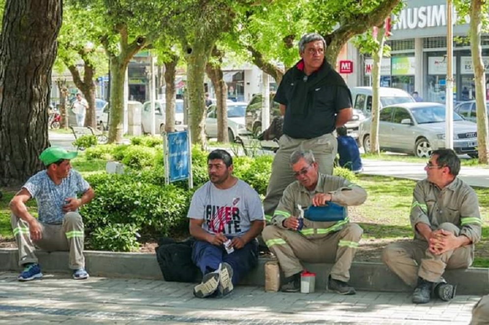 Los trabajadores municipales esta ma&ntilde;ana en la Plaza San Mart&iacute;n. 