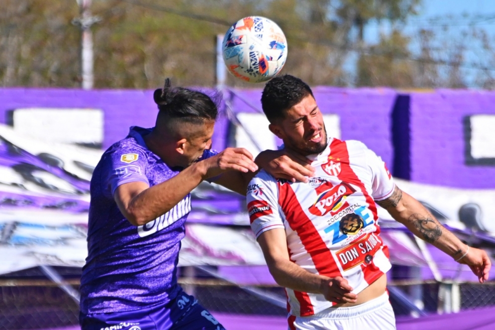 Diego Aguirre disputando con Verino, una pieza firme de la defensa "villera".